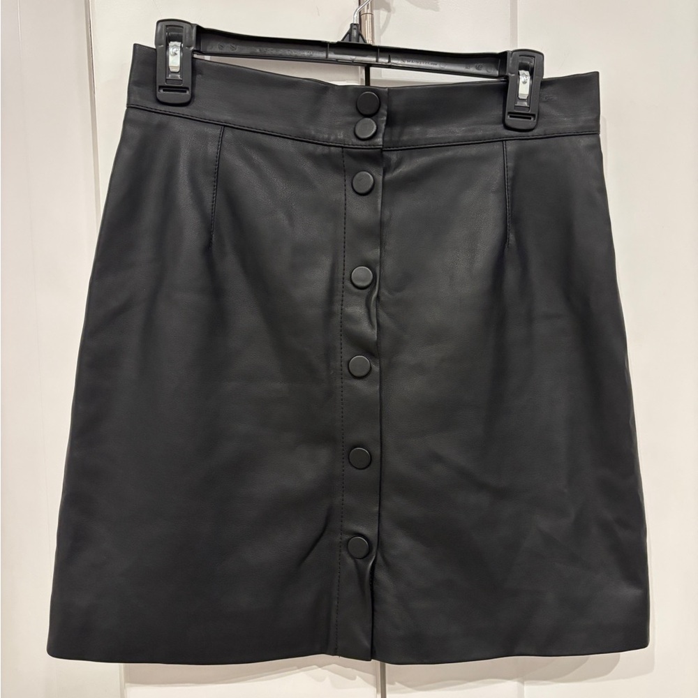 H&M Black Button-Front Faux Leather Mini Skirt. Size 8